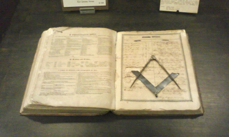 Biblie cu simbol masonic